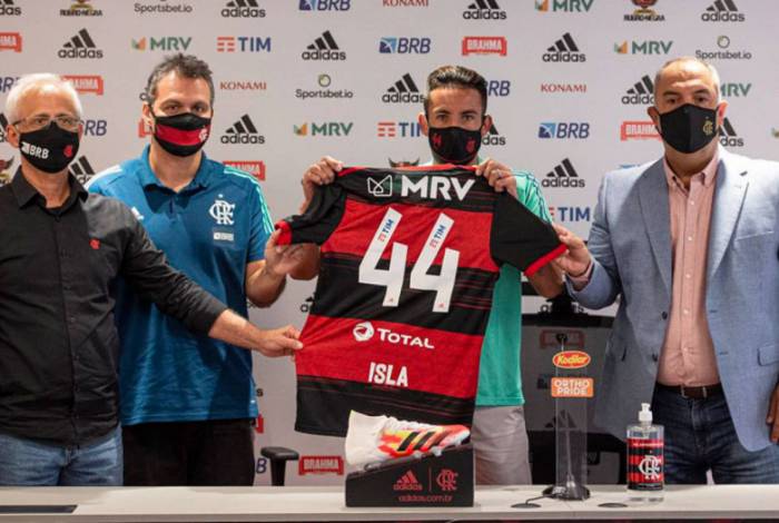 Na apresentação oficial, Isla exibe a camisa 44 que vai usar no Fla