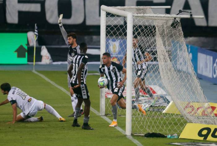 Luiz Fernando contra o Atlético-MG