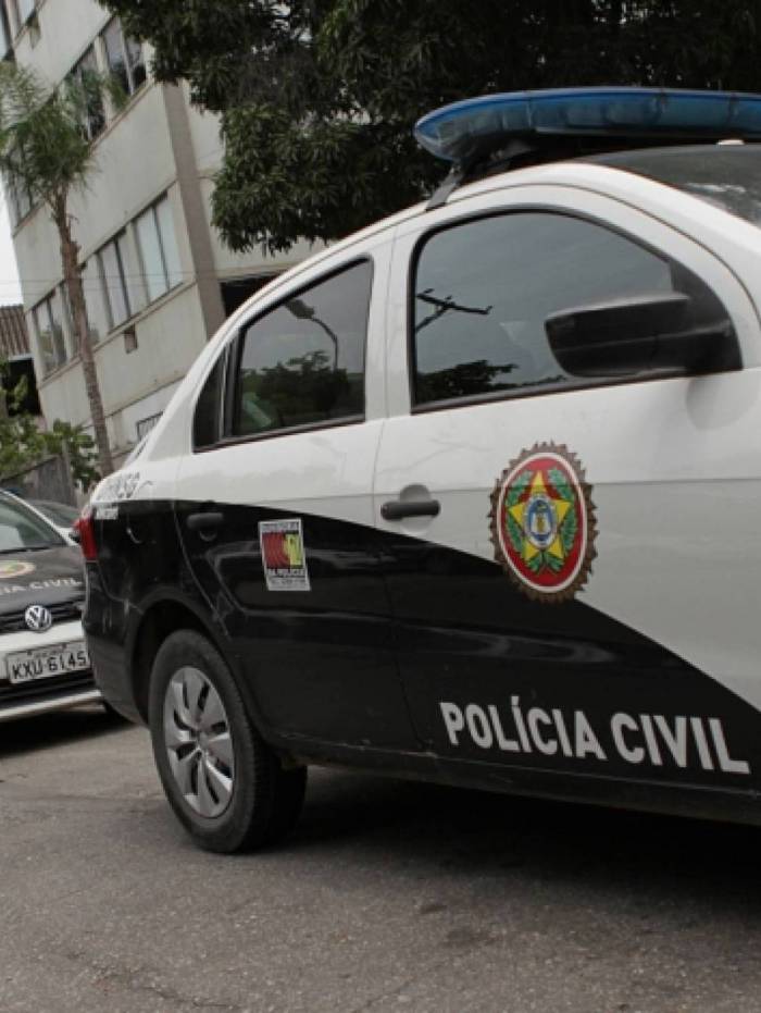Agentes da 31&ordf; DP (Ricardo de Albuquerque) prenderam nesta ter&ccedil;a-feira, o suspeito de matar um policial civil, em Ricardo de Albuquerque, Zona Norte do Rio