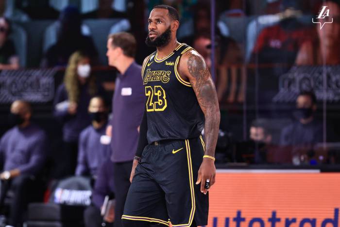 LeBron James homenageou Kobe Bryant anotando 30 pontos na vitória dos Lakers
