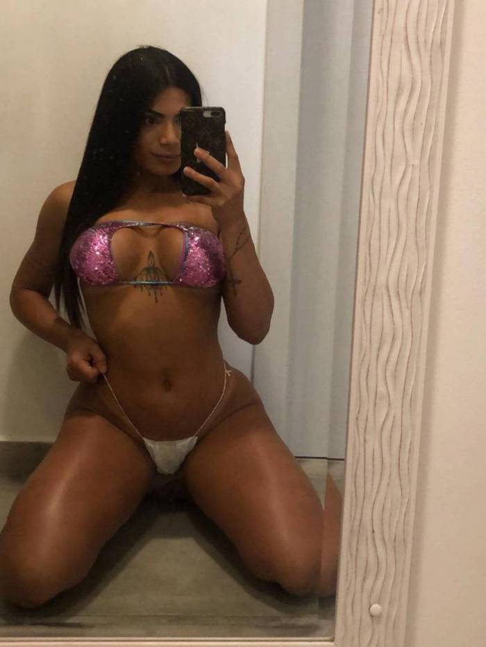 Coelhinha da Playboy, Vanusa Freitas, usanda calcinha feita de máscara de rosto