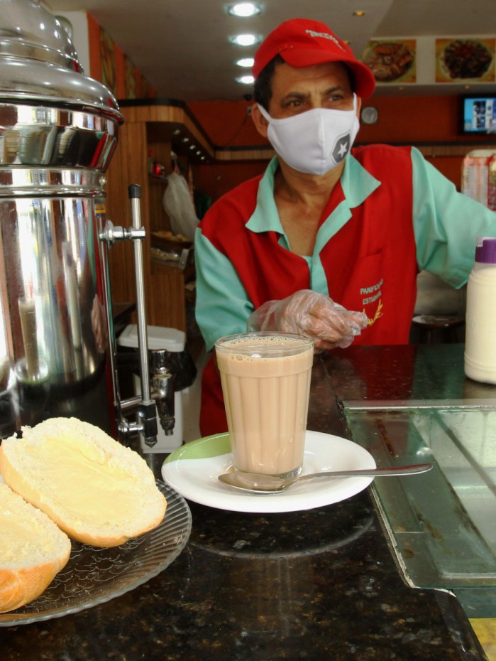Rio - 25/08/2020 - Pauta sobre caf&eacute;. Na foto, a prepara&ccedil;&atilde;o da m&eacute;dia e p&atilde;o com manteiga feitos pelo balconista, Francisco Eudes, na padaria, Panifica&ccedil;&atilde;o Estudantil, na Tijuca.     Foto: Estefan Radovicz / Ag&ecirc;ncia O Dia    
      Byline
