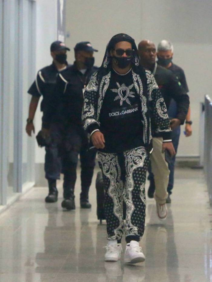   Ronaldinho chega ao Galeão