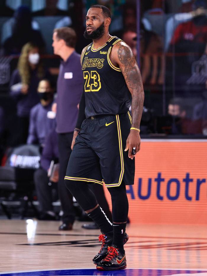 LeBron James homenageou Kobe Bryant anotando 30 pontos na vitória dos Lakers