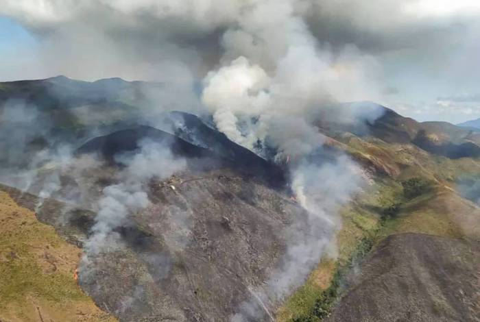 Incêndio atinge 10 mil metros quadrados de reserva biológica no Rio