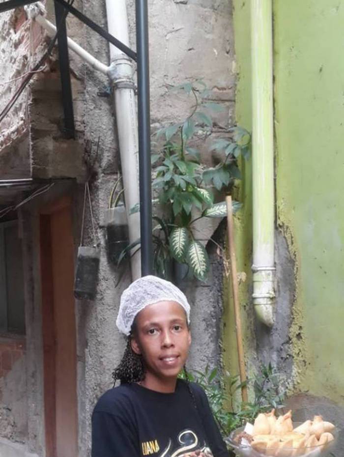 Luana Maria, de 37 anos, vende salgados no Morro do Turano