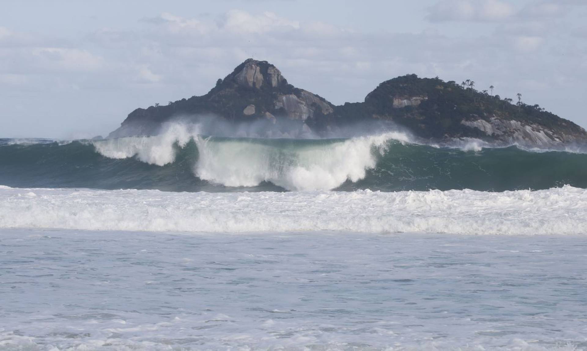 Rio de Janeiro - Mar de ressaca com ondas fortes na praia da Barra da Tijuca ap&oacute;s passagem de ciclone extratropical que atingiu a regi&atilde;o Sul do pa&iacute;s e foi para o oceano. (Fernando Fraz&atilde;o/Ag&ecirc;ncia Brasil)