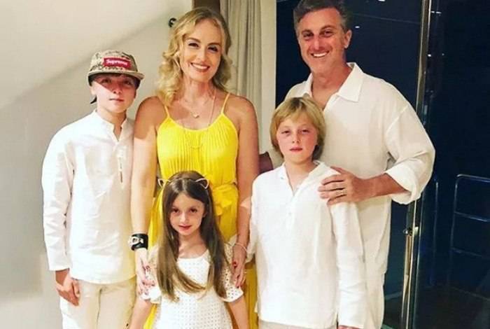 Luciano Huck e Ang&eacute;lica com os filhos