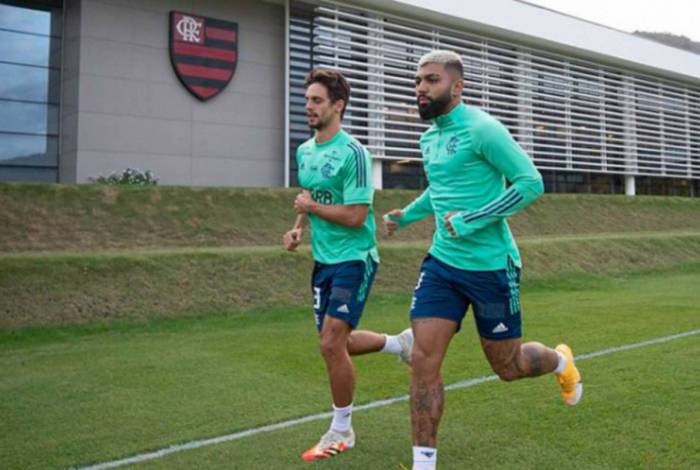 R. Caio e Gabigol fazem atividade no Ninho
