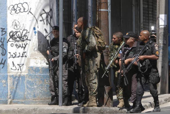 Guerra de traficantes no Complexo do São Carlos. Na foto, policiais em operação na região 