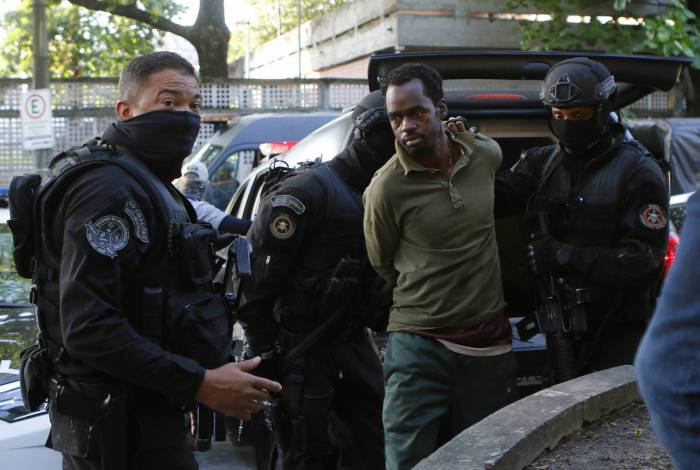 Guerra de traficantes no Complexo do São Carlos. Criminoso preso após fazer refém em residência chegando a 6ª DP 