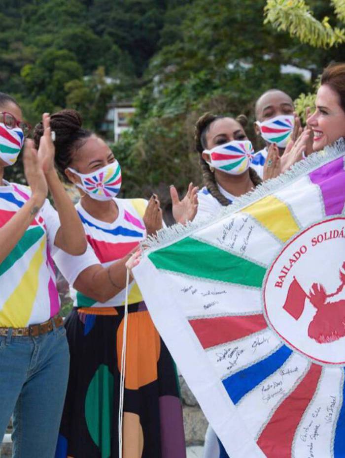 Luma de Oliveira mostra que &eacute; tamb&eacute;m uma rainha solid&aacute;ria. Arrematou a bandeira do @bailadosolidario por R$ 15 mil e com o valor ser&aacute; poss&iacute;vel ajudar os casais de mestre-sala e porta-bandeira, em atividade ou n&atilde;o, que est&atilde;o passando por dificuldades financeiras