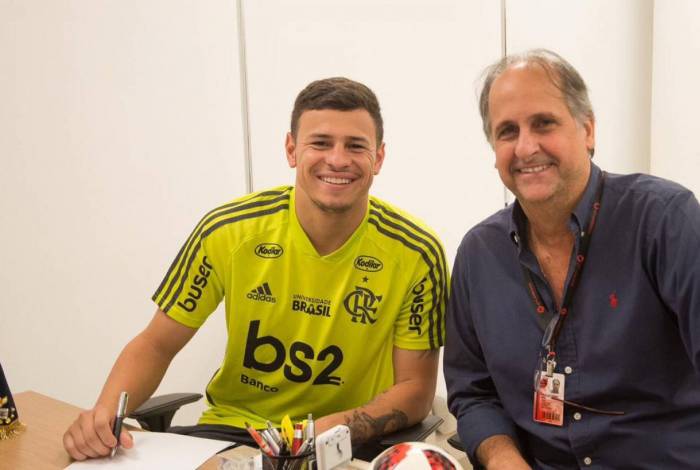 Hugo Moura renova contrato com o Flamengo