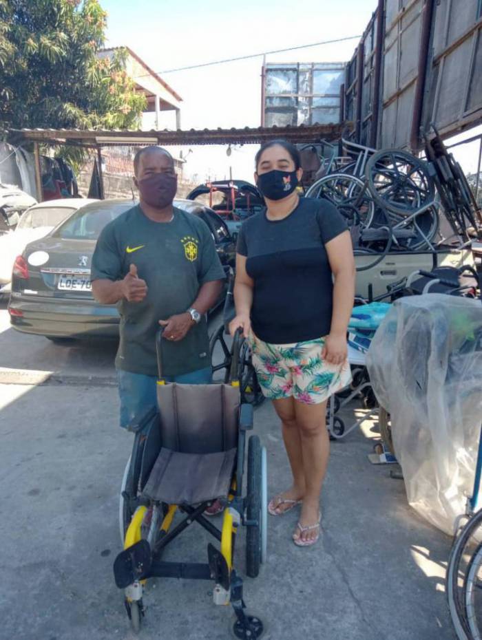 Luizinho conserta e doa cadeiras de rodas para quem precisa