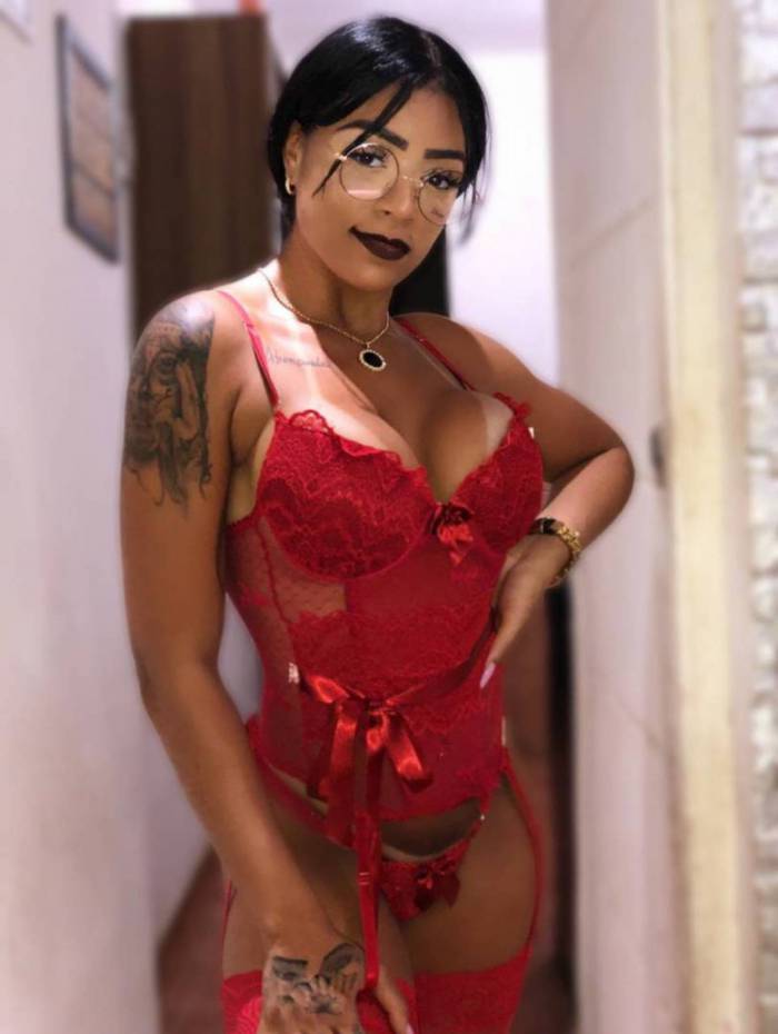 Bruna Morena, 25 anos. Conhecida como Patroa, a moradora da Vila do Pinheiro, na Maré, é design de sobrancelha e digital influencer. Seu Insta é @aabrunamorena