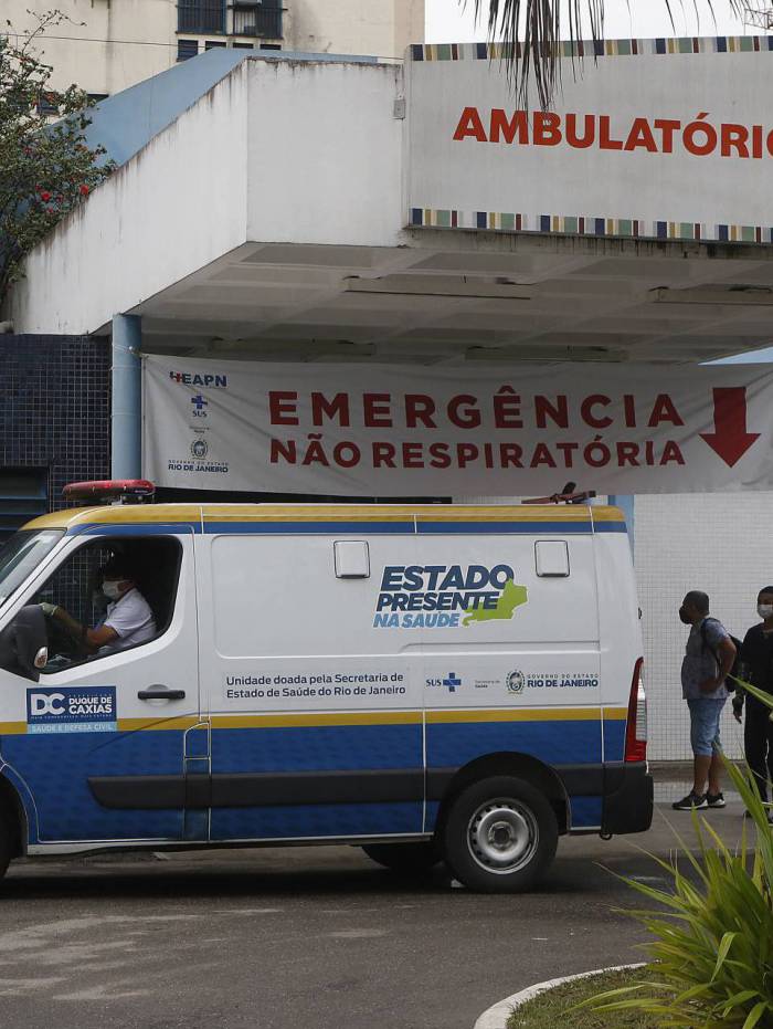Rio de Janeiro - RJ  - 16/07/2020 - Geral - Prefeitura de Caxias assume Hospital Estadual Adao Pereira Nunes nesta quinta-feira  - A Prefeitura de Duque de Caxias vai assumir a administra&Atilde;&sect;ao do Hospital Estadual Adao Pereira Nunes (Hospital de Saracuruna), nesta quinta-feira, 16/07, atraves de um termo de coopera&Atilde;&sect;ao tecnica entre a PMDC e o Governo do Estado - na foto, pacientes dando entrada na emergencia - Foto Reginaldo Pimenta / Agencia O Dia