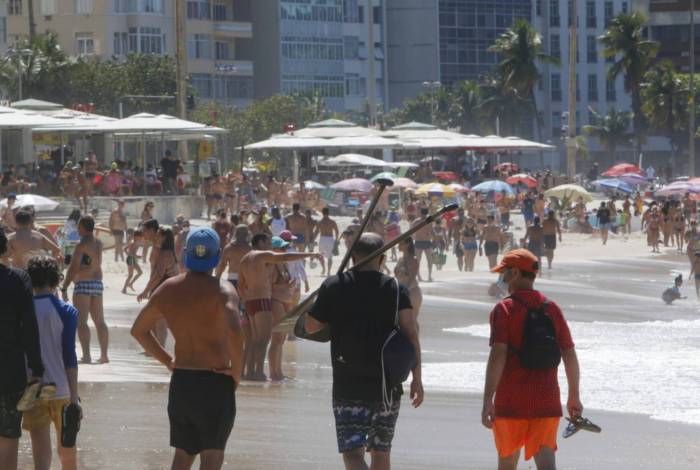 Movimentação na praia de Copacabana neste sábado