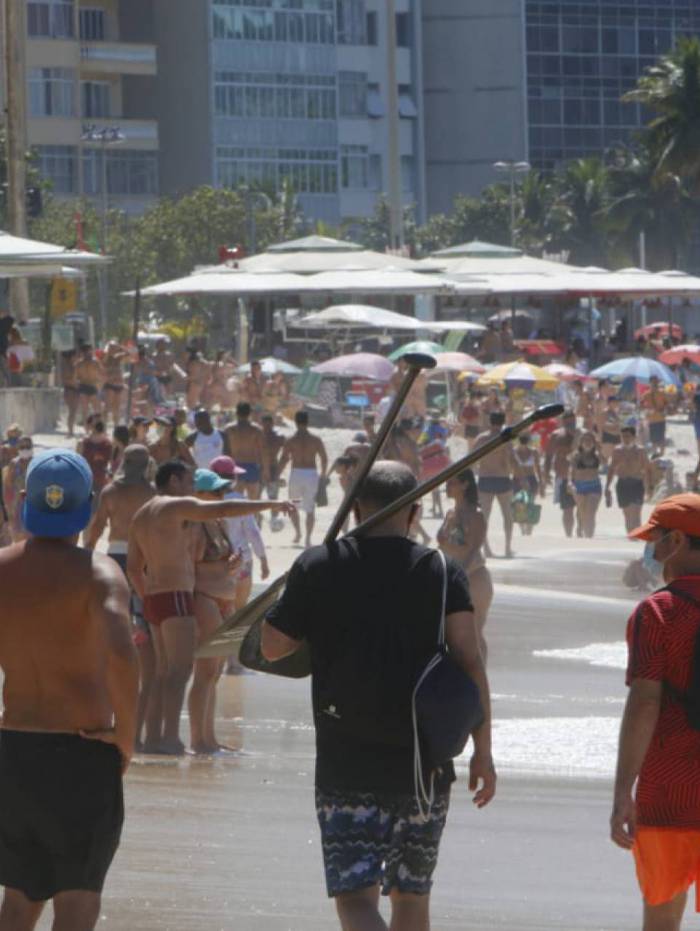 Movimentação na praia de Copacabana neste sábado