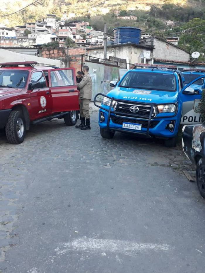 Corpo do Seu Vavá, de 60 anos, aguardou por mais de 30 horas para ser removido da favela Camarista Méier