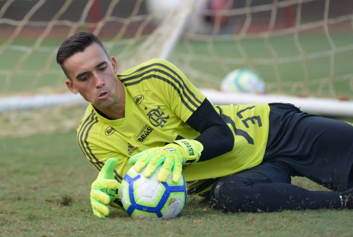 César vem jogando no lugar de Diego Alves e tem dado conta do recado, o que abre a chance de ser efetivado