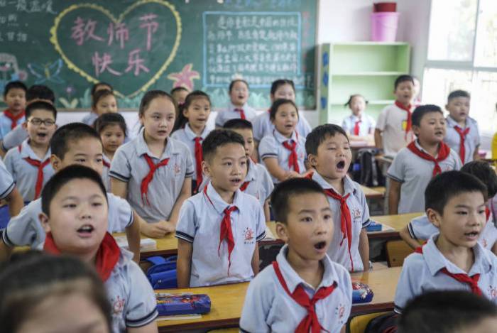 Alunos assistem a uma aula no primeiro dia do novo semestre em Wuhan, na província de Hubei, na China
