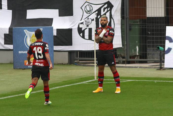 SP - BRASILEIRÃO/SANTOS X FLAMENGO - ESPORTES - Gabriel, do Flamengo, comemora seu gol em partida contra o Santos, válida pela sexta rodada do Campeonato Brasileiro 2020, no Estádio Urbano Caldeira (Vila Belmiro), em Santos, na tarde deste domingo (30).