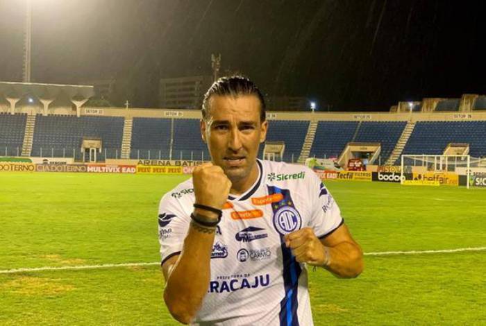 Jogador oferece gol a esposa, repórter da Globo