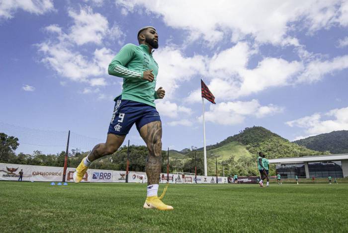 Gabigol participa de leve atividade durante treinamento do Flamengo no Ninho