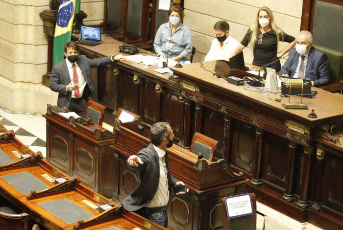 Votação pela abertura de processo contra Crivella, dia 3, terminou com placar apertado a favor do prefeito