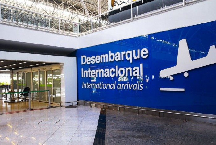 Tendo em conta o estado de emergência e as restrições vigentes em Portugal, somente poderão ingressar no aeroporto os passageiros com bilhetes confirmados