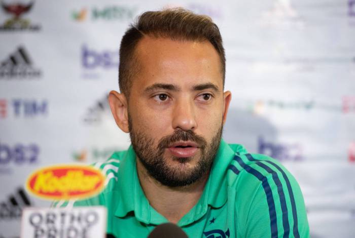 Everton Ribeiro saiu mancando do jogo contra o Bragantino e está em tratamento: e dúvida pra amanhã
