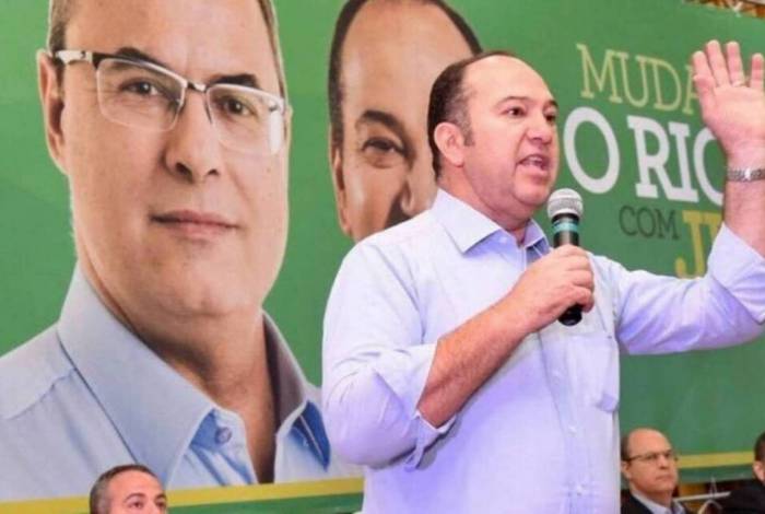 Pastor Everaldo discursou em campanha de Witzel, sentado ao fundo