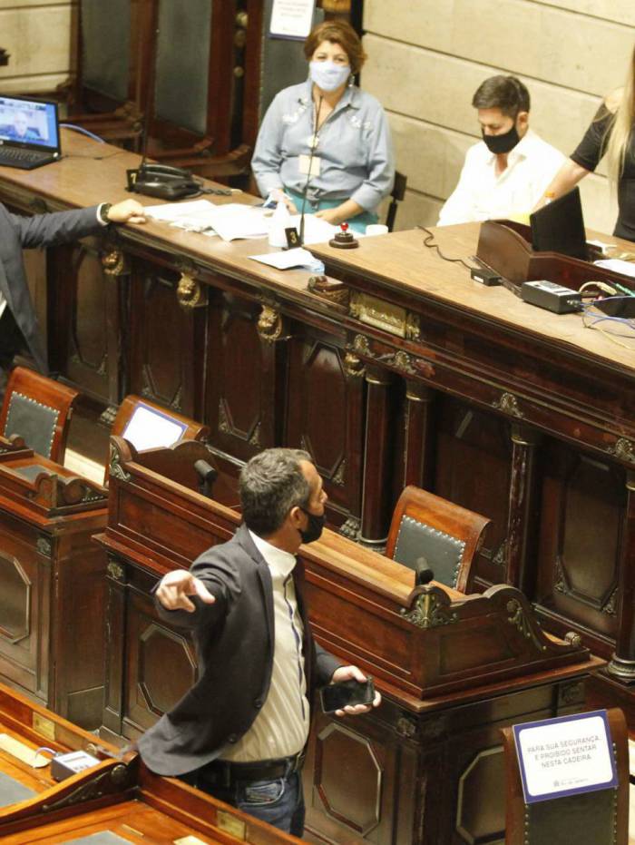 Votação pela abertura de processo contra Crivella, dia 3, terminou com placar apertado a favor do prefeito