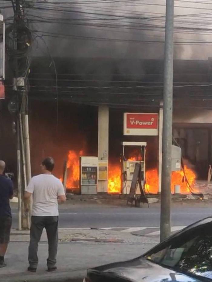 Incêndio atinge carro em posto de combustível 