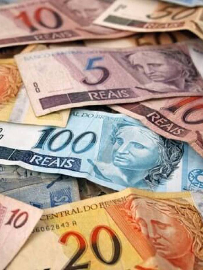 Para 2024, a previs&atilde;o &eacute; de que o sal&aacute;rio m&iacute;nimo ser&aacute; de R$ 1.337, chegando a R$ 1.378 em 2025
