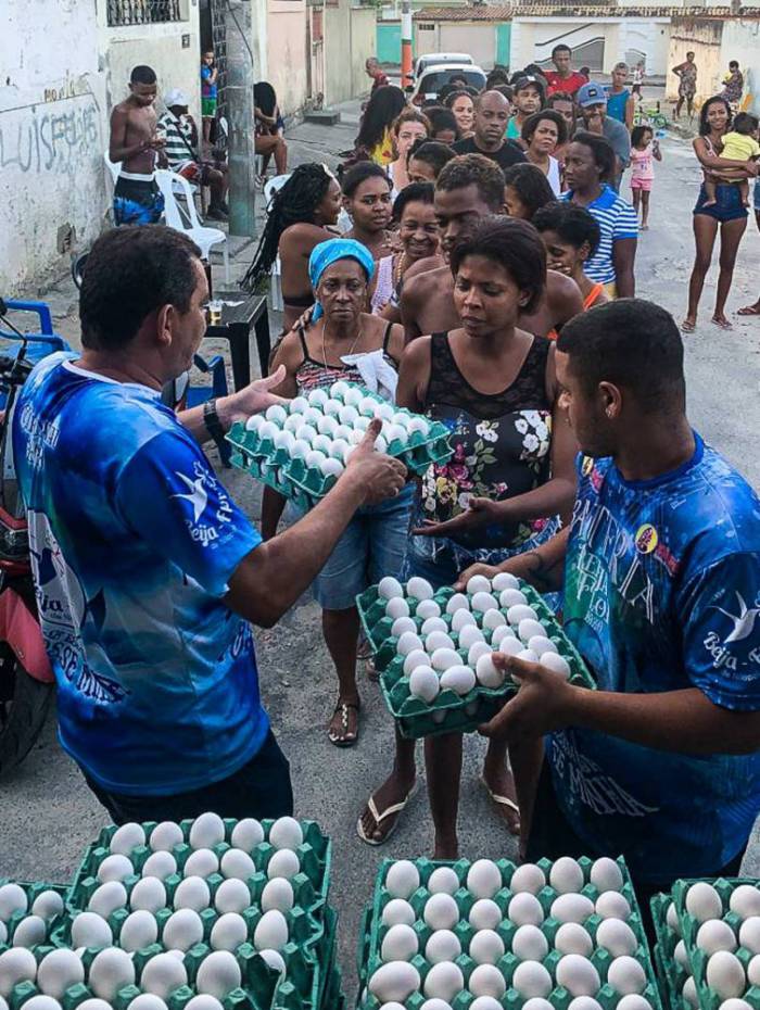 Beija-Flor já doou mil caixas de ovos para comunidade em Nilópolis
