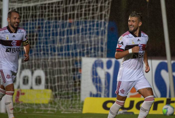 Everton Ribeiro e Arrascaeta foram protagonistas contra o Bahia