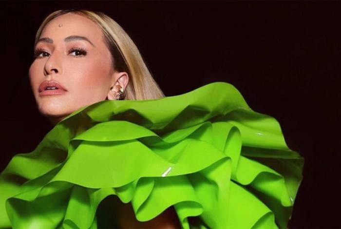 Sabrina Sato usa vestido de l&aacute;tex verde