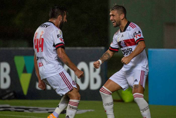 Isla e Arrascaeta se entenderam bem em campo