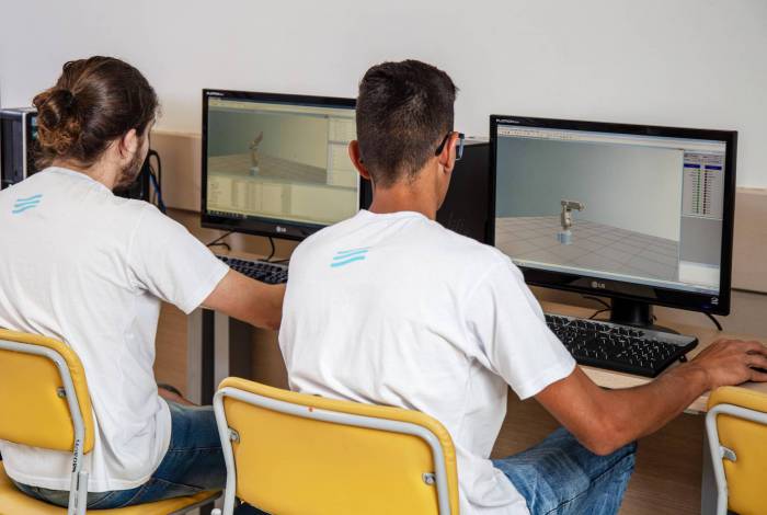  Alunos do SENAI mecatrônica operando braço robótico no computador. Da esquerda para a direita:  os alunos Reginaldo Medeiros da S. Junior e Lucas Guilherme Piassa Ferreira.