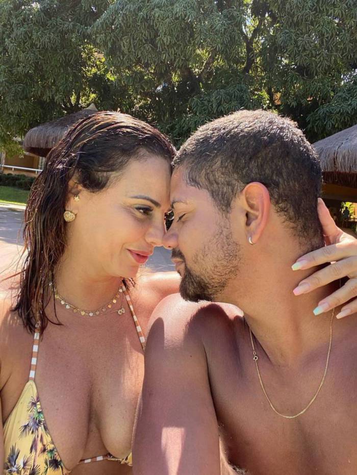 Viviane Araújo e o namorado, Guilherme Militão, estão em Angra dos Reis
