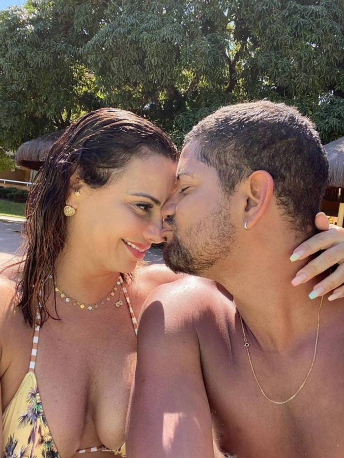 Viviane Araújo e o namorado, Guilherme Militão, estão em Angra dos Reis