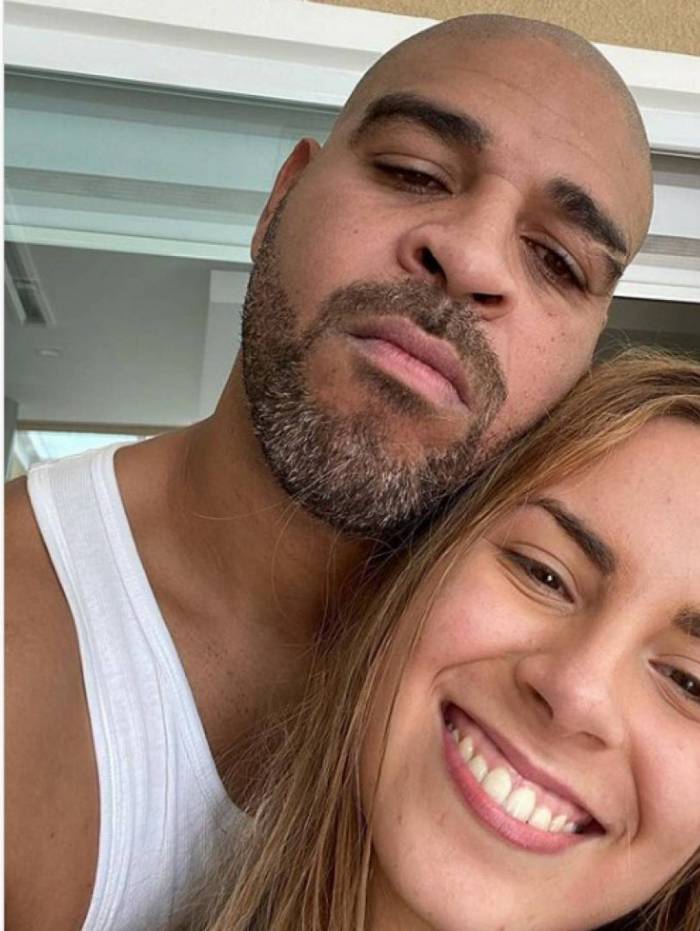Adriano Imperador posta selfie com loira misteriosa