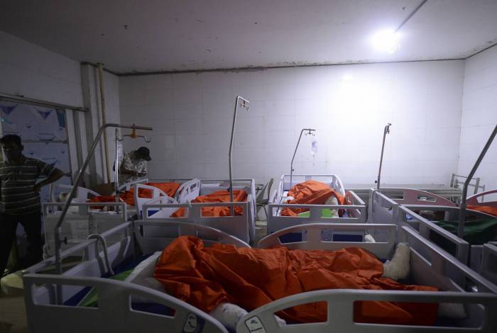 Corpos das vítimas em hospital em Bangladesh