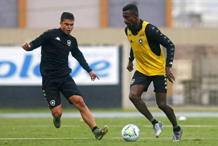Fernando e Kalou em treino do Botafogo