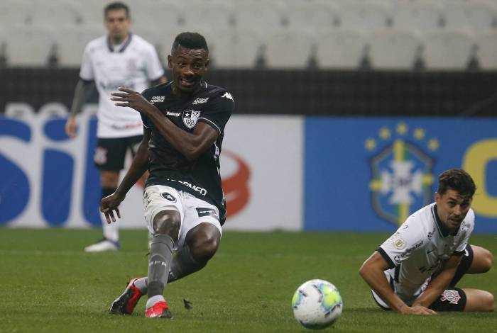 Kalou chuta e faz o segundo gol do Botafogo contra o Corinthians