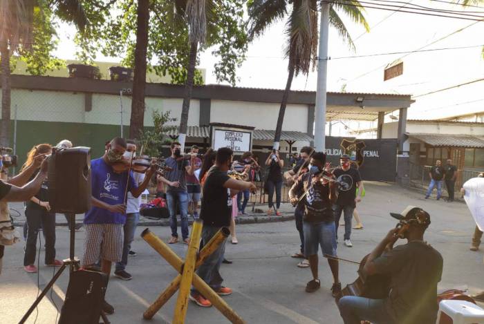 Músicos realizam protesto em frente ao presídio de Benfica, na Zona Norte do Rio, por liberdade de violoncelista Luiz Carlos Justino