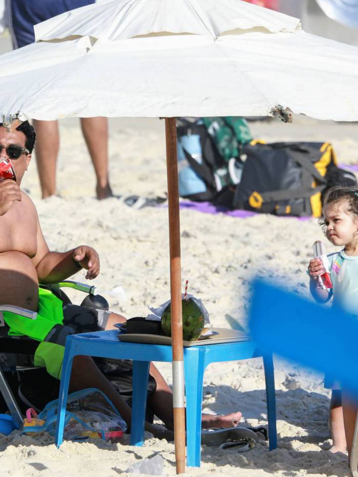 Roberto de Assis curte dia de praia com a fam&iacute;lia