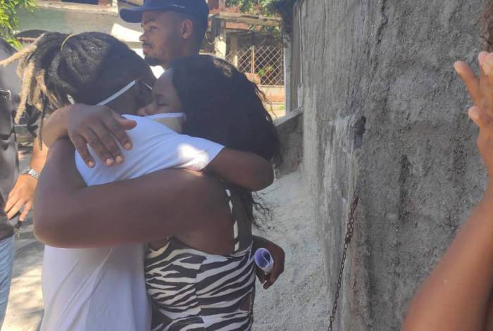 Após passar três dias preso, o violoncelista Luiz Carlos Justino é recebido pela mãe, Angélica da Costa