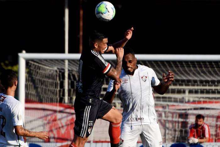 O zagueiro Luccas Claro lamentou a bobeada da defesa do Flu